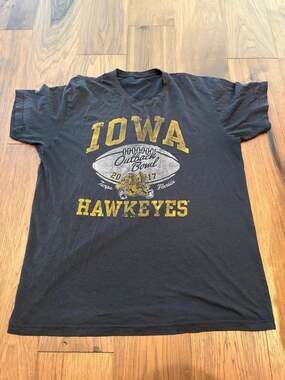 Iowa Hawkeyes 2017 Outback Bowl T-Shirt Vintage Black Graphic Tee L